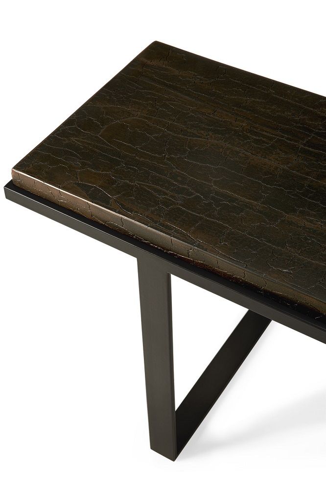 Detailaufnahme der Ethnicraft Stability Konsole in Minerals Umber mit dunkler Tischplatte und Metallgestell.