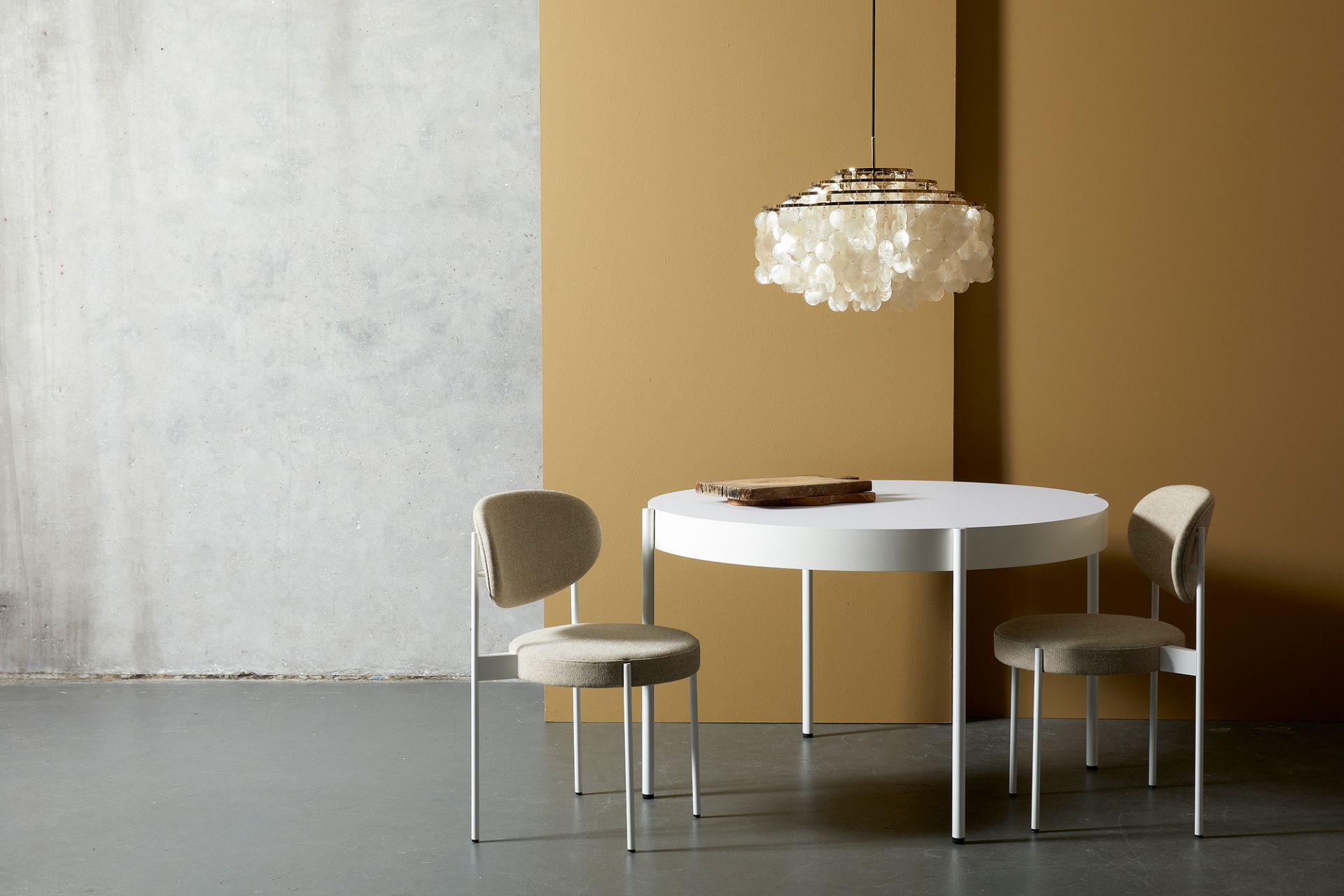 Weißer, runder Verpan Tisch Series 430 mit Stühlen und einer Muschellampe in einem modernen Interieur.