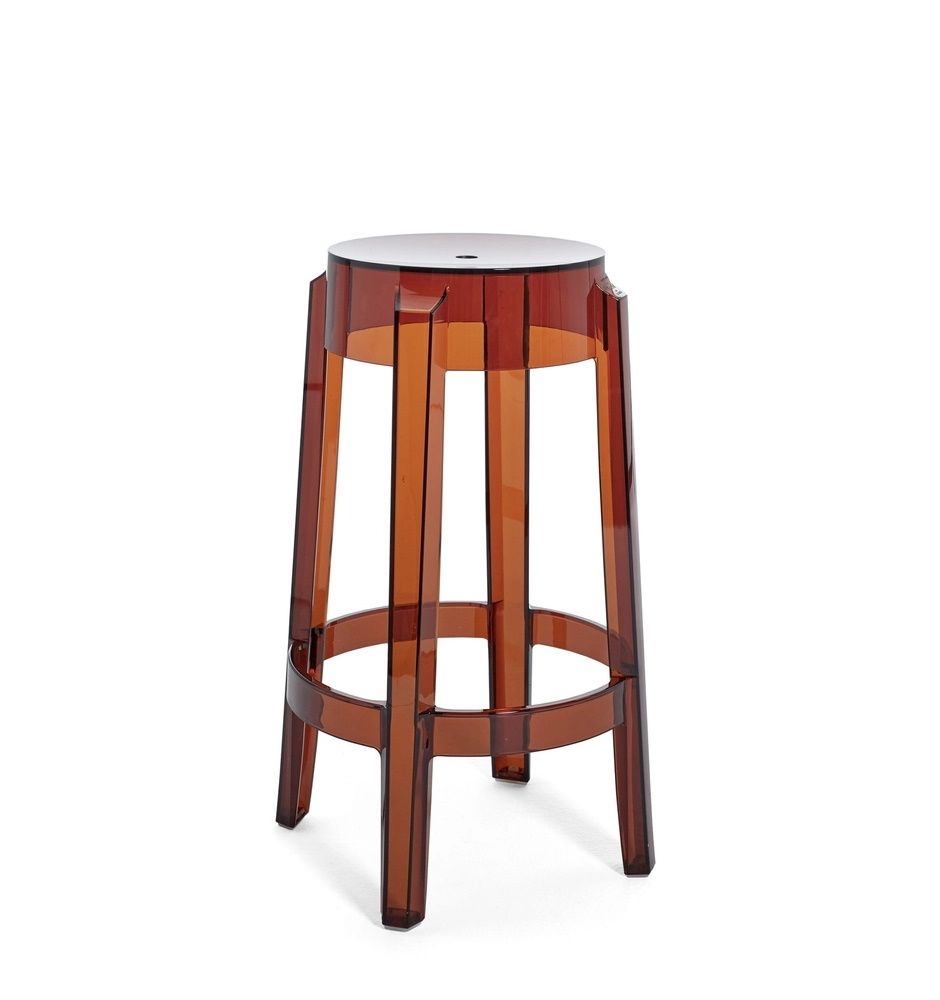 Brauner Kartell Hocker "Charles Ghost" aus transparentem Kunststoff, ideal für Küche und Bar.