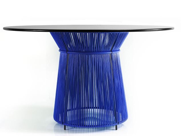 Caribe Esstisch: Runder Outdoor Tisch mit blauer Kordel und schwarzer Tischplatte.