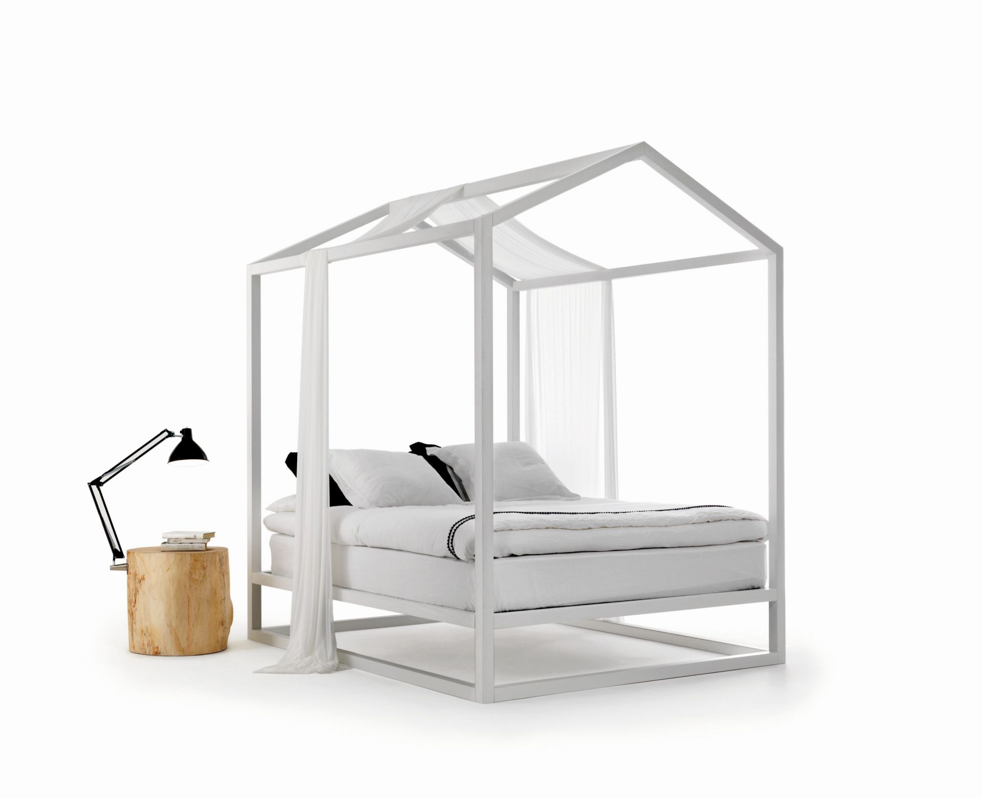 Weißes Casetta Himmelbett von Mogg mit Vorhängen und Nachttisch aus Holz.