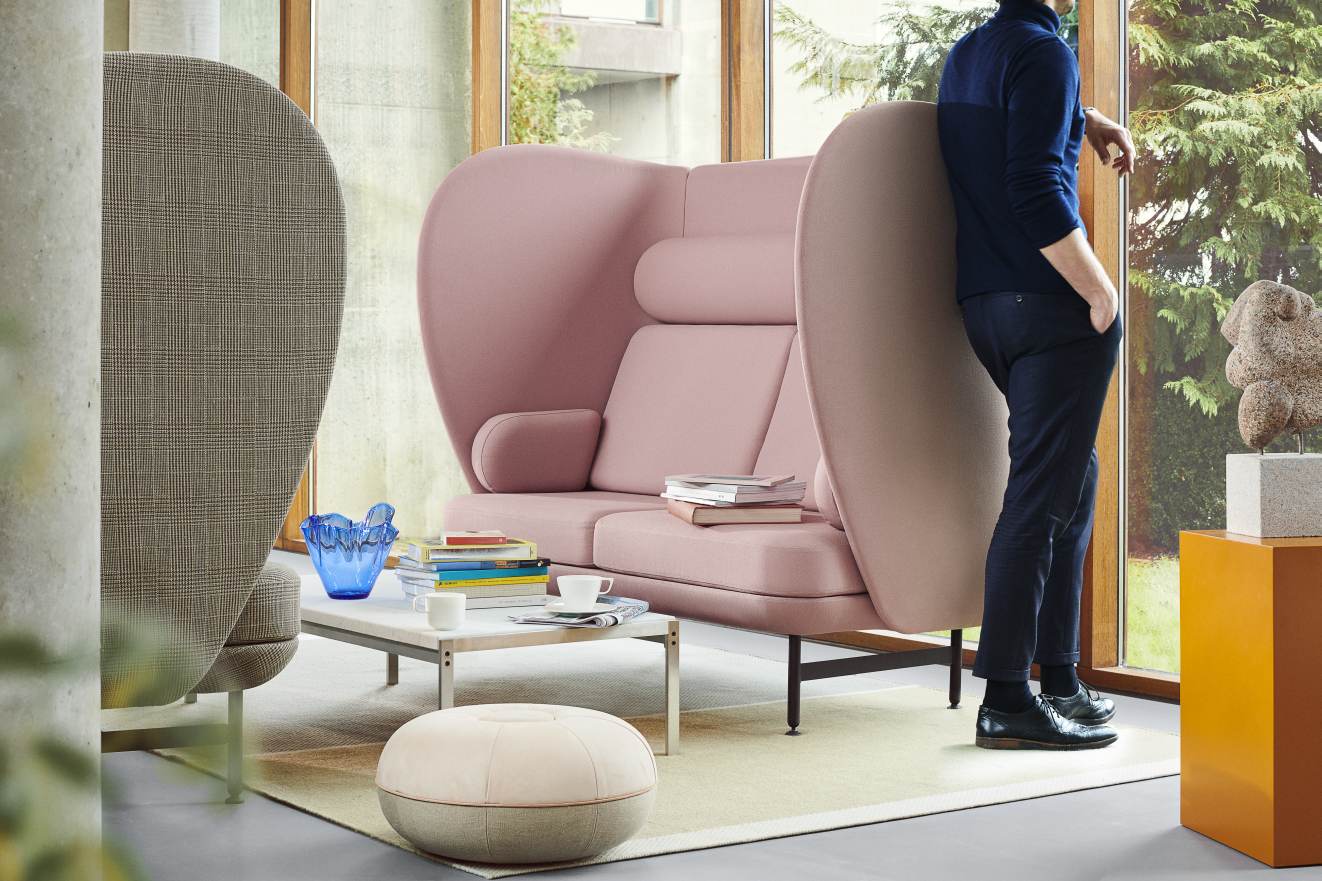 JH1002 Plenum Sofa von Fritz Hansen, rosa 2-Sitzer mit hoher Rückenlehne im modernen Wohnzimmer.