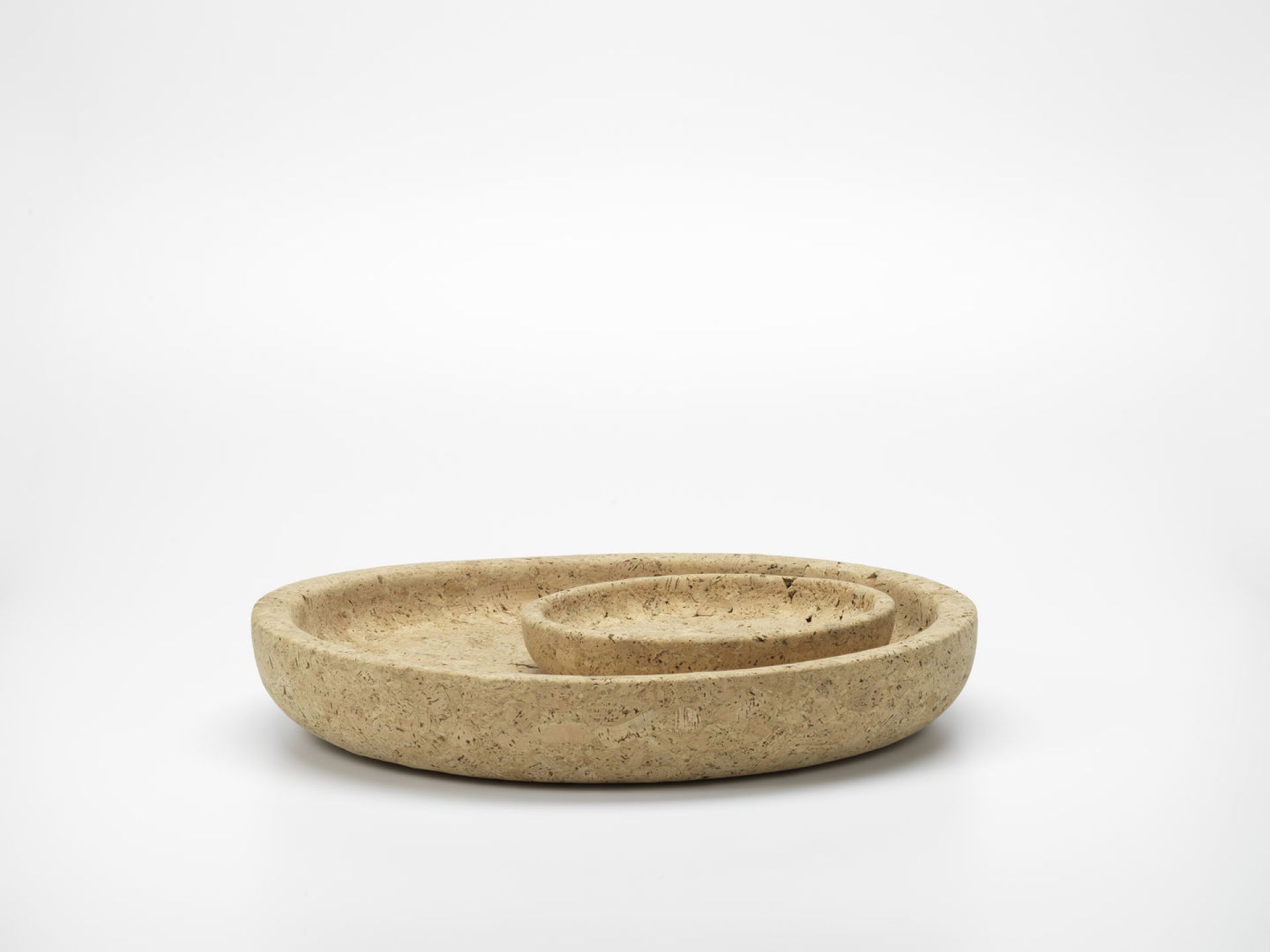 Vitra Cork Bowls: Zwei Korkschalen, eine größere und eine kleinere, auf weißem Hintergrund.