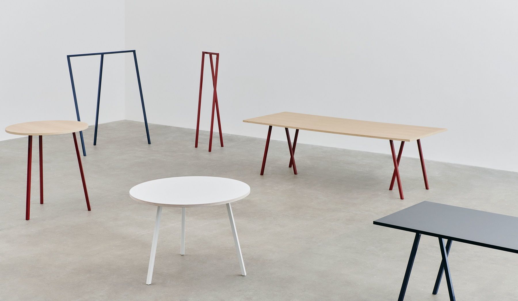 Hay Loop Stand Hall Garderobe und Tische in verschiedenen Farben und Ausführungen im minimalistischen Design.