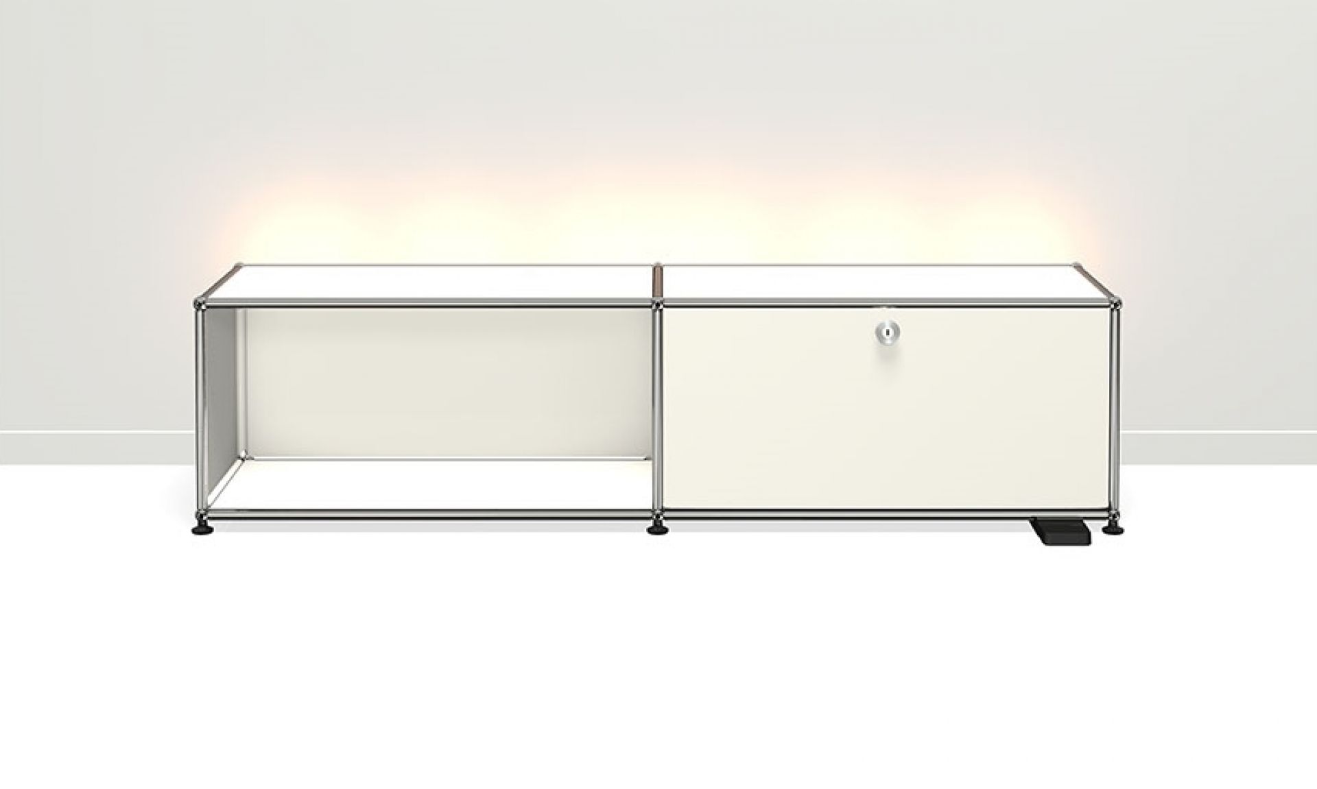 USM Haller Sideboard mit dimmbarem Licht, TV-Möbel in Weiß mit offenem Fach und abschließbarer Tür.