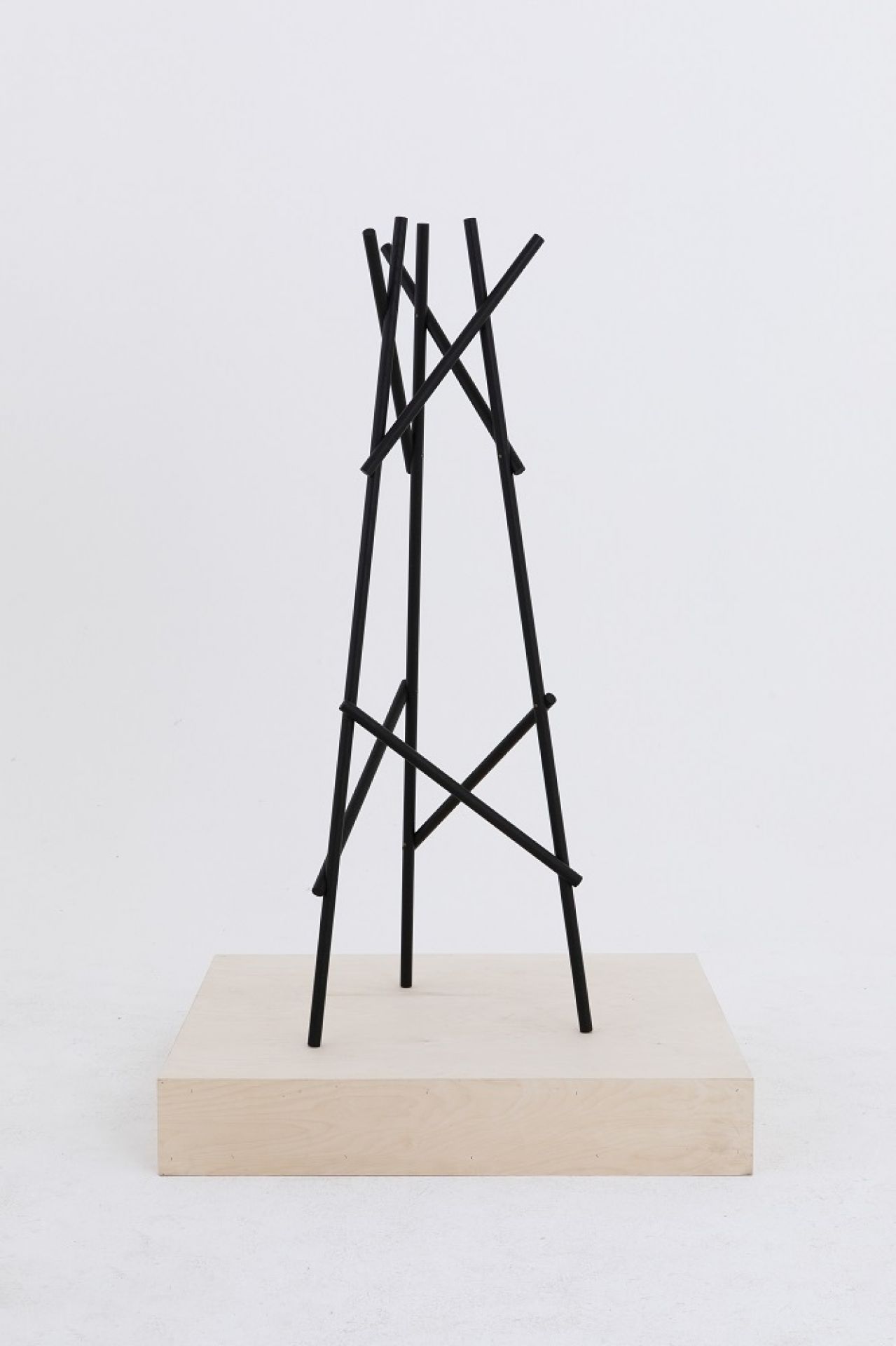 Kendo Garderobenständer von Cascando: Moderner, schwarzer Design Garderobenständer auf hellem Holzsockel. Stilvolle Flurmöbel.