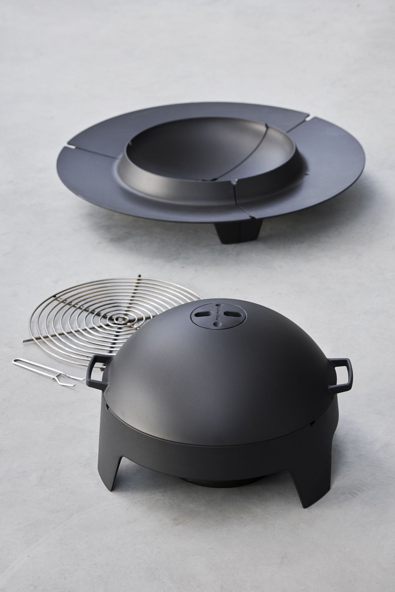 Ember Feuerschale von Cane-Line mit Grillrost und Abdeckung, ideal für Garten und Terrasse.