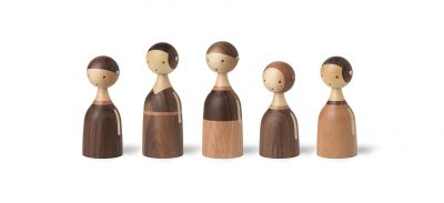 Fünf Kin Holzfiguren von Architectmade, handgefertigte Deko-Objekte aus Holz, minimalistisches Design.