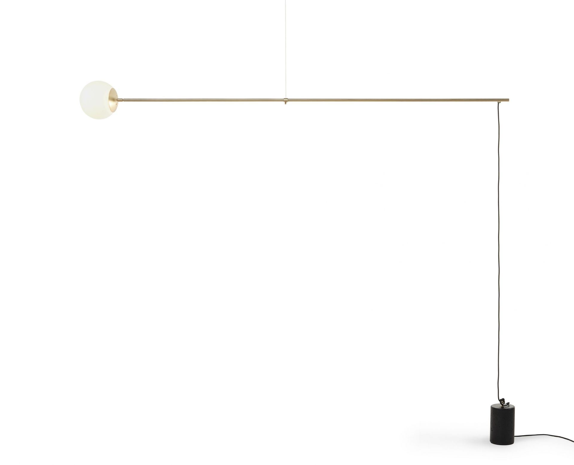 Bitta Hängelampe von Mogg: Goldene Pendelleuchte mit satiniertem Finish und kugelförmigem Lampenschirm.