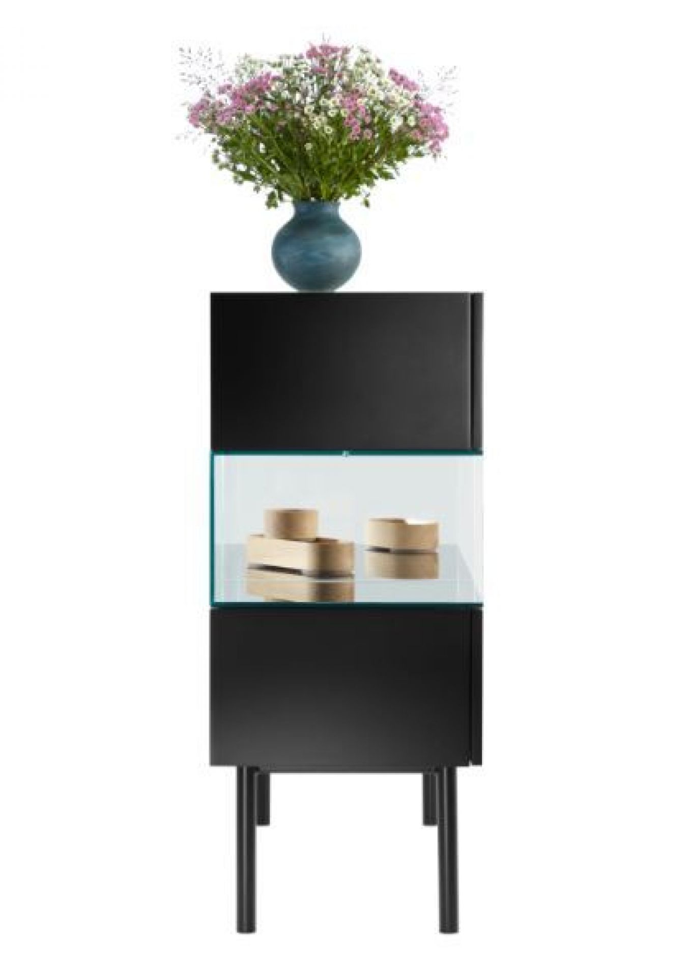Schwarze S4 Vitrine von Tecta mit Glasboden und Dekoration, modernes Möbelstück für Wohnzimmer und Büro.