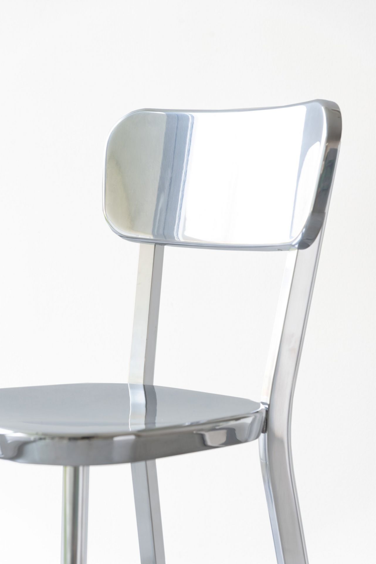 Detailaufnahme des Magis Déjà-vu Chair Stuhls aus poliertem Aluminium, modernes Möbeldesign für Esszimmer und Küche.