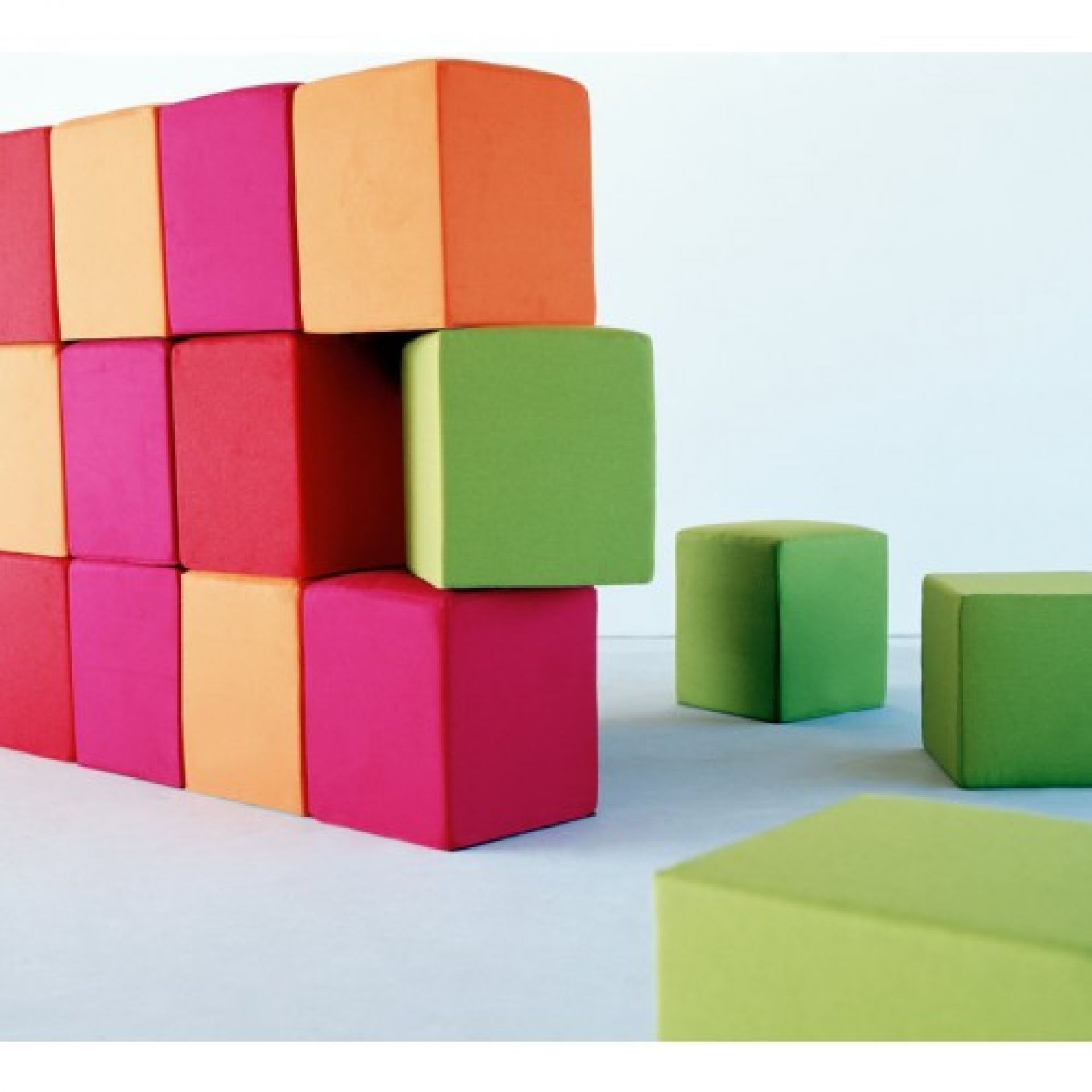 Farbenfrohe, modulare Pouf Hocker in Würfelform, ideal als Sitzgelegenheit oder Beistelltisch.