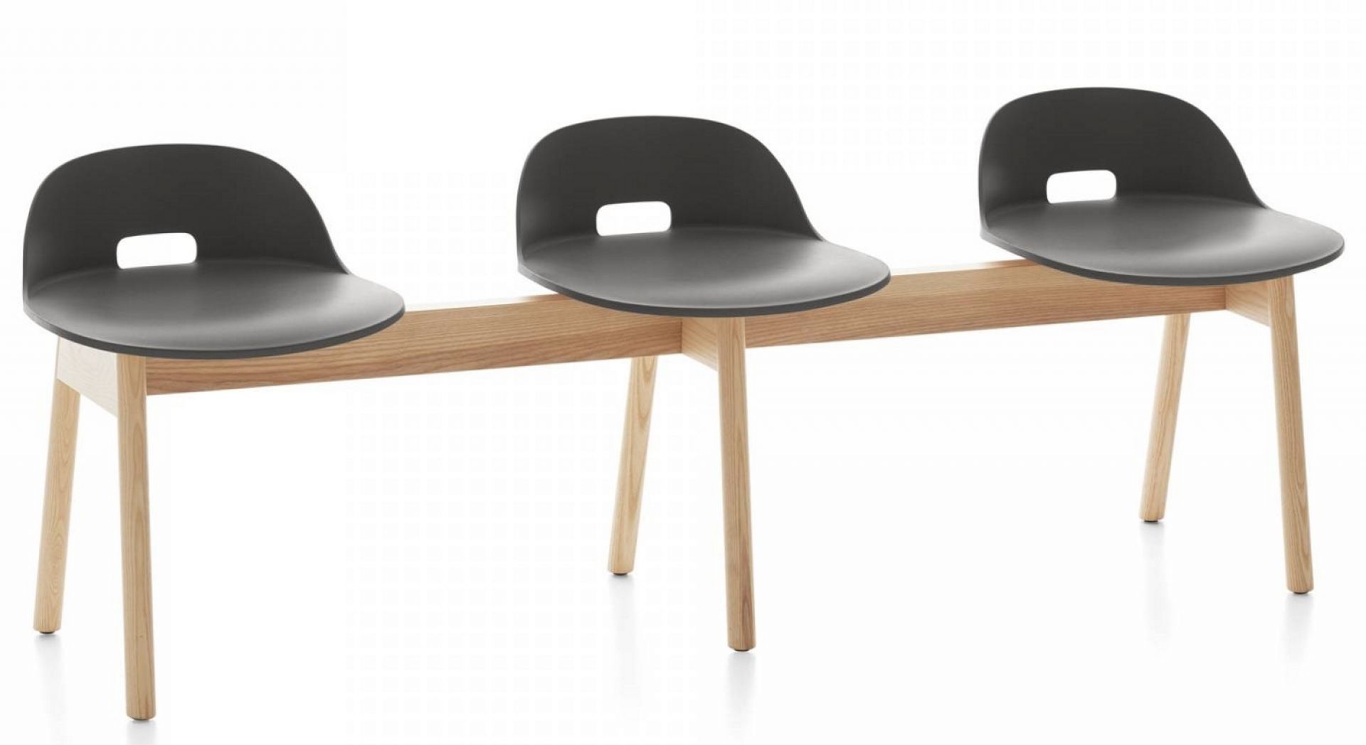 Alfi Bank: Dunkelbraune 3-Sitzer Bank mit niedrigem Rücken und hellem Holzgestell. Moderne Sitzbank für Wartebereiche.