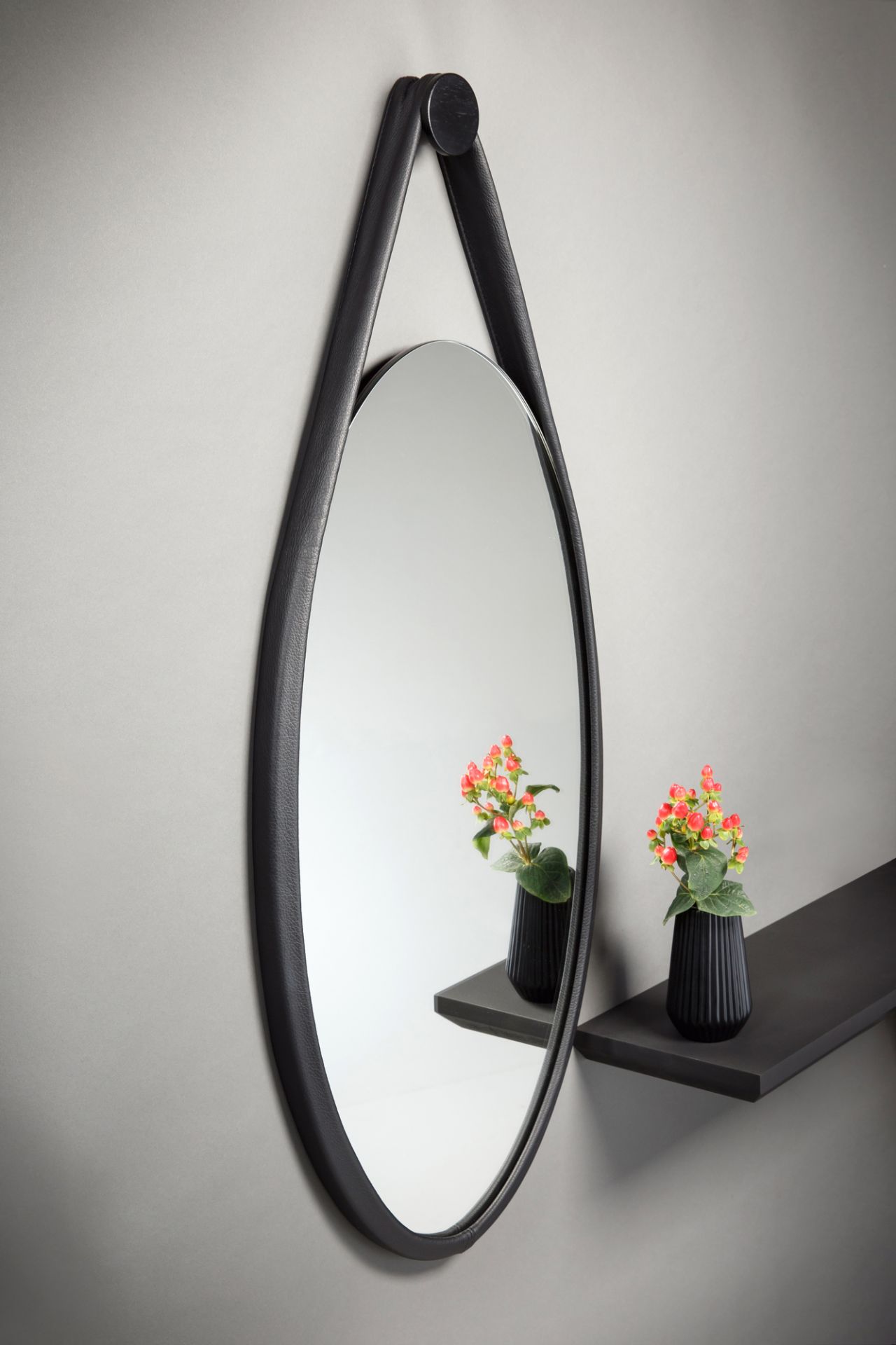 Hide Wandspiegel mit schwarzem Rahmen und Eiche-gebeiztem Aufhänger, modernes Design für stilvolle Wanddekoration.