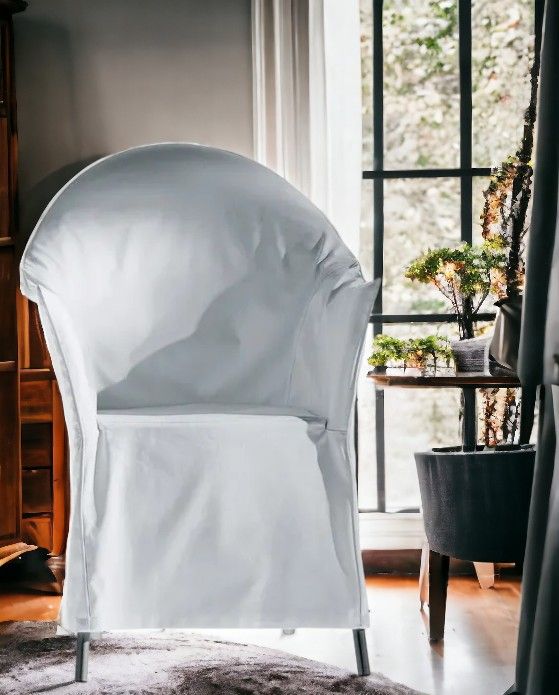 Weißer LORD YO Stuhlbezug von Driade, eine elegante Husse für Sessel im Wohnzimmer.