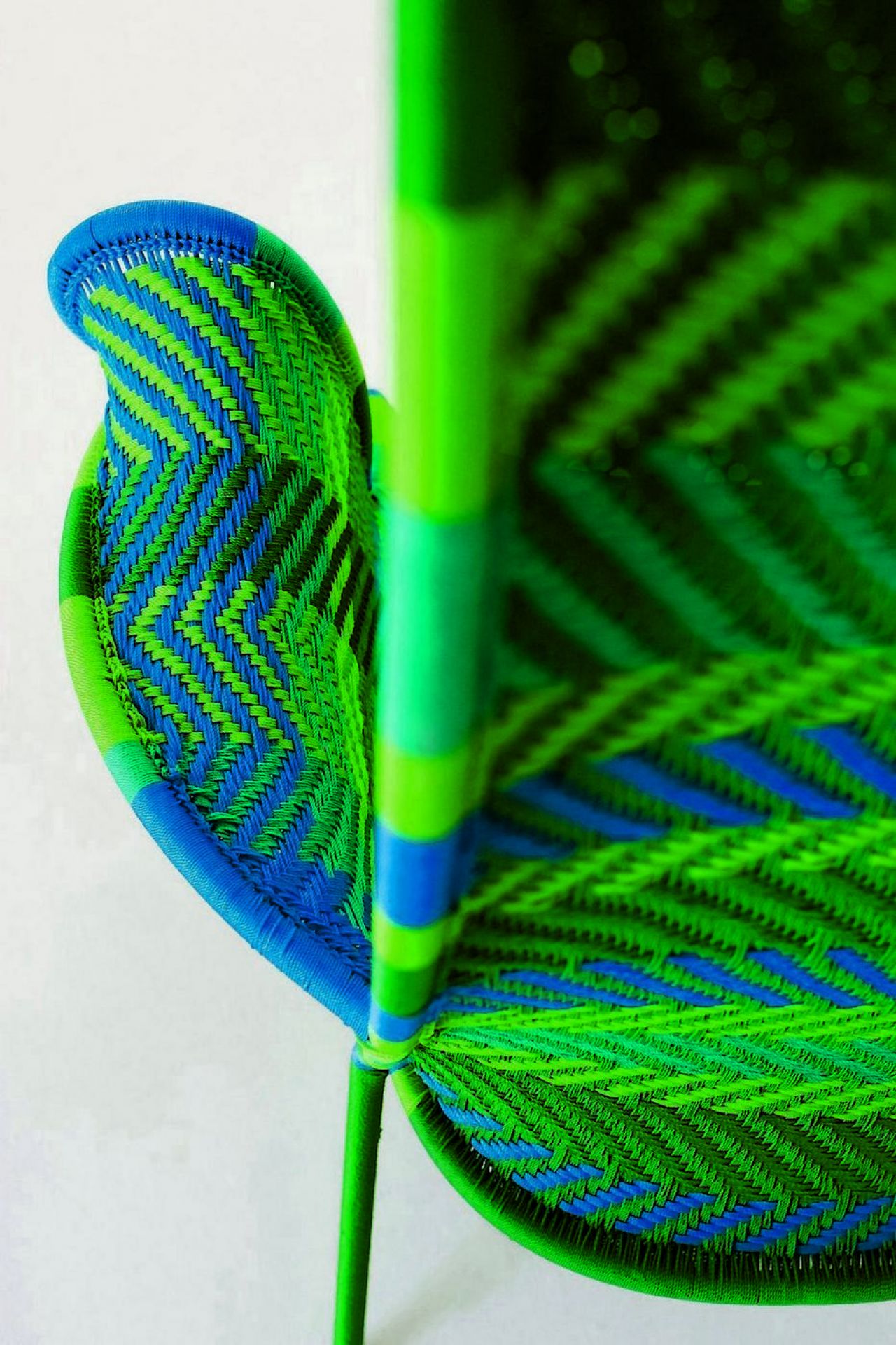 Detailaufnahme: Shadowy Sessel mit blau-grünem Webmuster, handgefertigter Design Stuhl für Wohnzimmer und Terrasse.