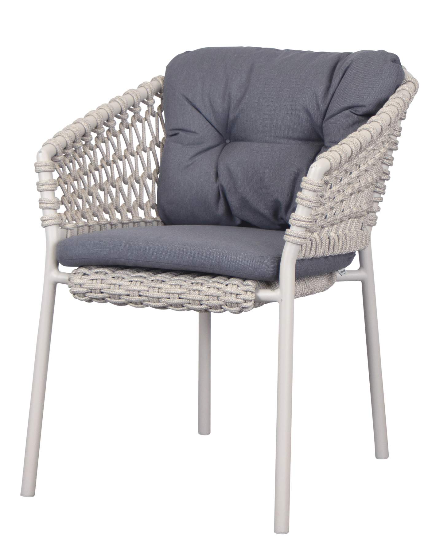 Grauer Cane-Line Sessel mit geflochtenem Korbdesign und grauen Outdoor-Kissen für Sitzkomfort.