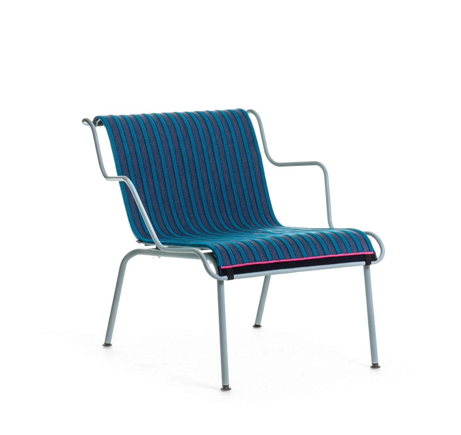 South Outdoor Sessel von Magis: Blauer Lounge Sessel mit Armlehnen und Stahlgestell.