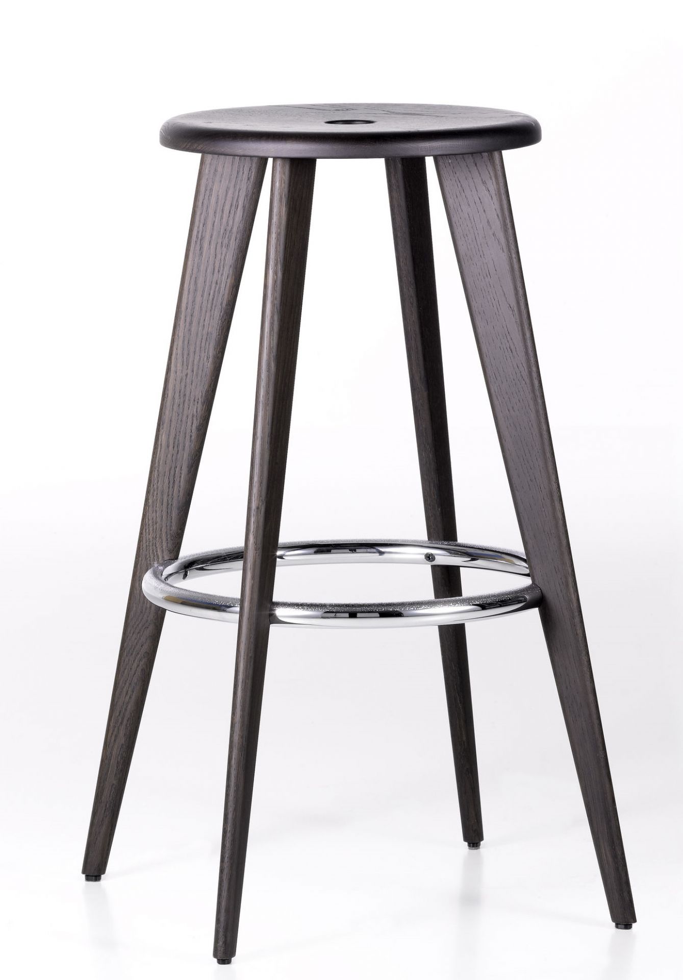 Tabouret Haut Barhocker aus dunkler Eiche mit Fußstütze aus Chrom, freigestellt auf Weiß.