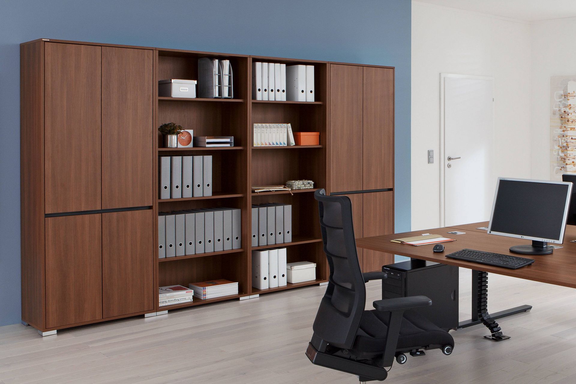 Palmberg Schrank: Select Drehtürenschrank in Holzoptik, hoch für Ordner, im Büro.