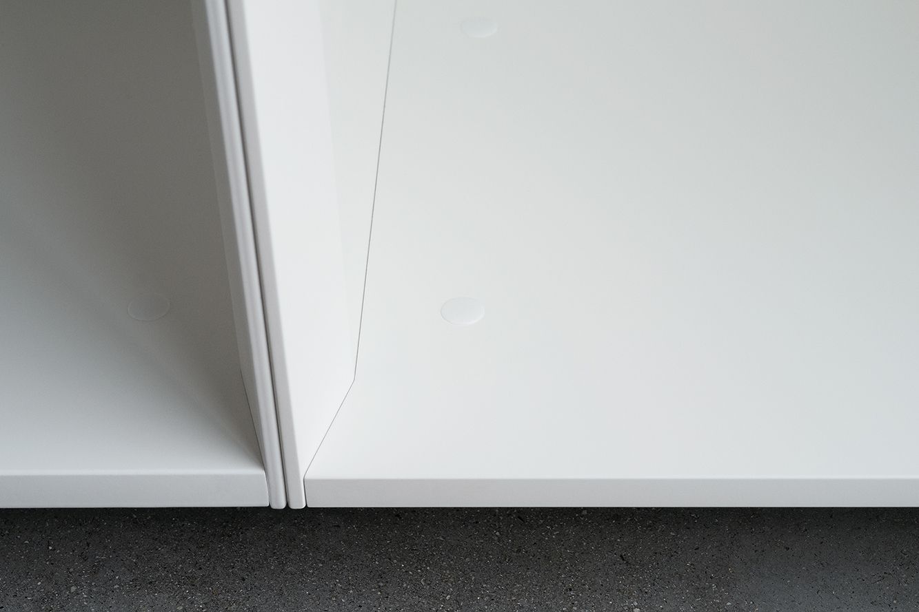 Detailaufnahme: Weißes Piure Nex Pur Regal, offenes Fach, modernes Design.