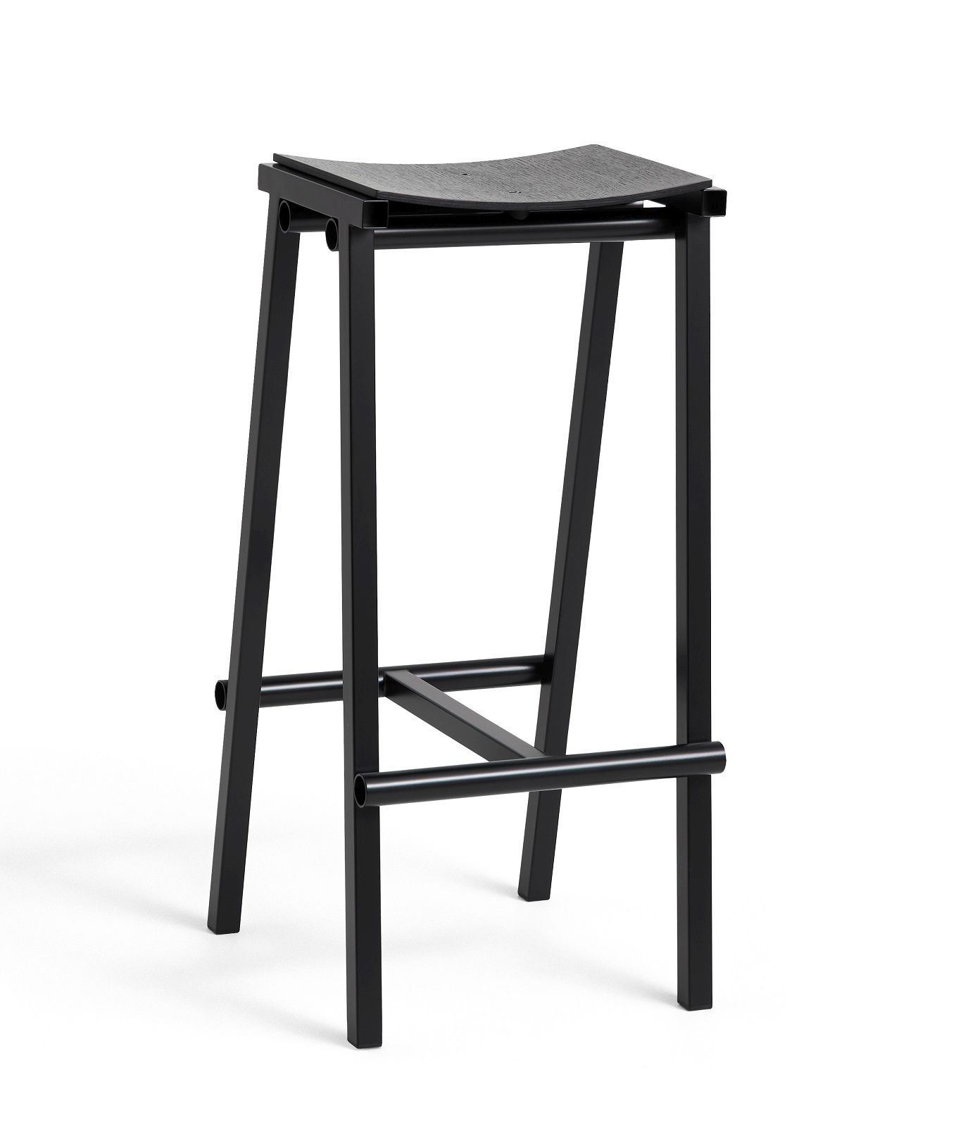 Schwarzer Hay Barhocker "Taburete 8" mit Fußstütze und Sitzfläche aus Holz.