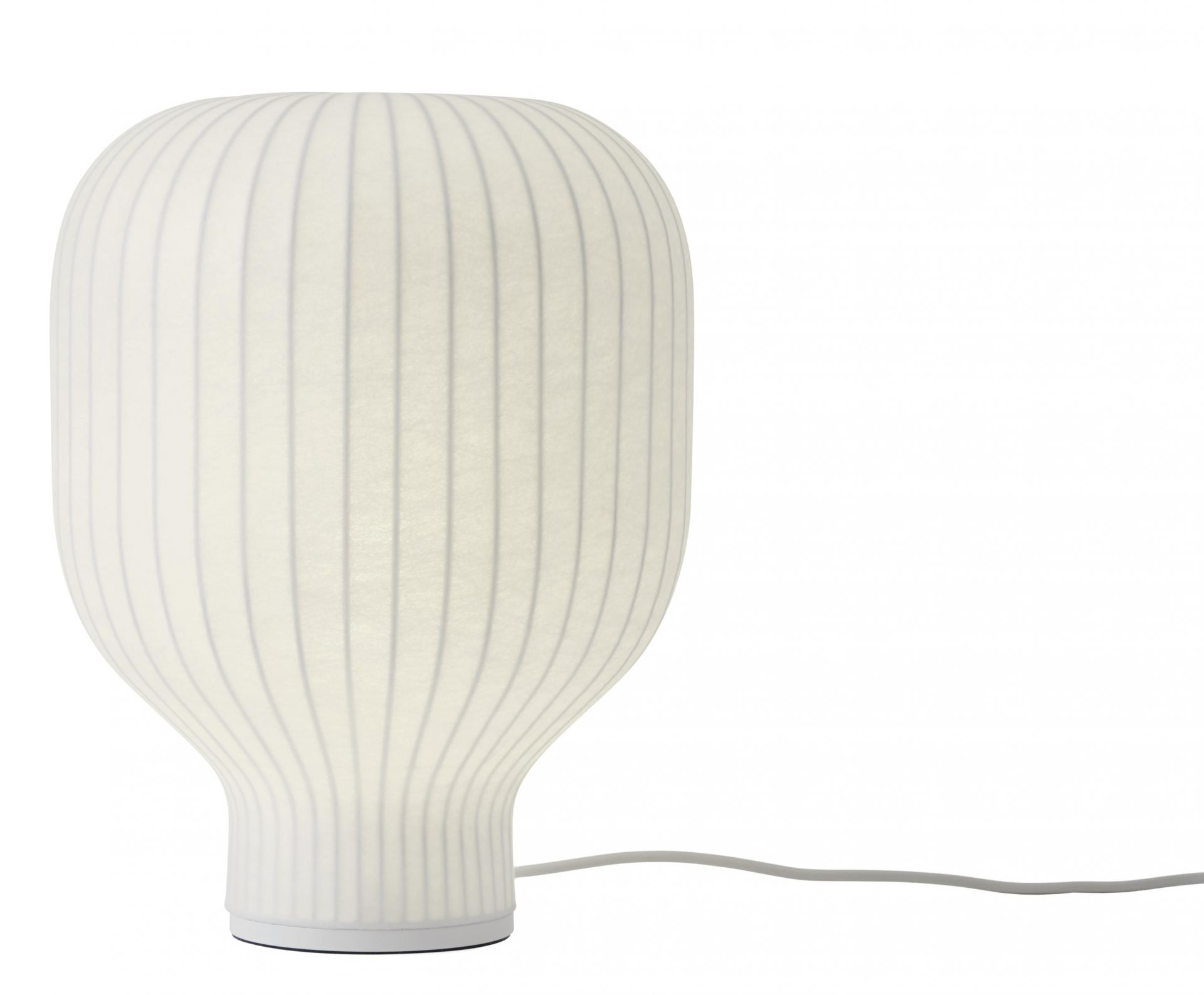 Weiße Muuto Strand Table Lamp Tischleuchte mit geripptem Schirm und sanftem Lichtschein.