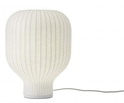 Weiße Muuto Strand Table Lamp Tischleuchte mit geripptem Schirm und sanftem Lichtschein.