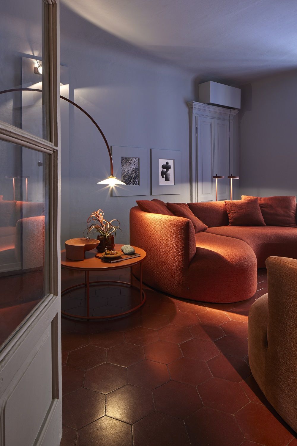 Gemütliches Wohnzimmer mit rotem Siwa Sofa mit Liege von Cor und passendem Beistelltisch.