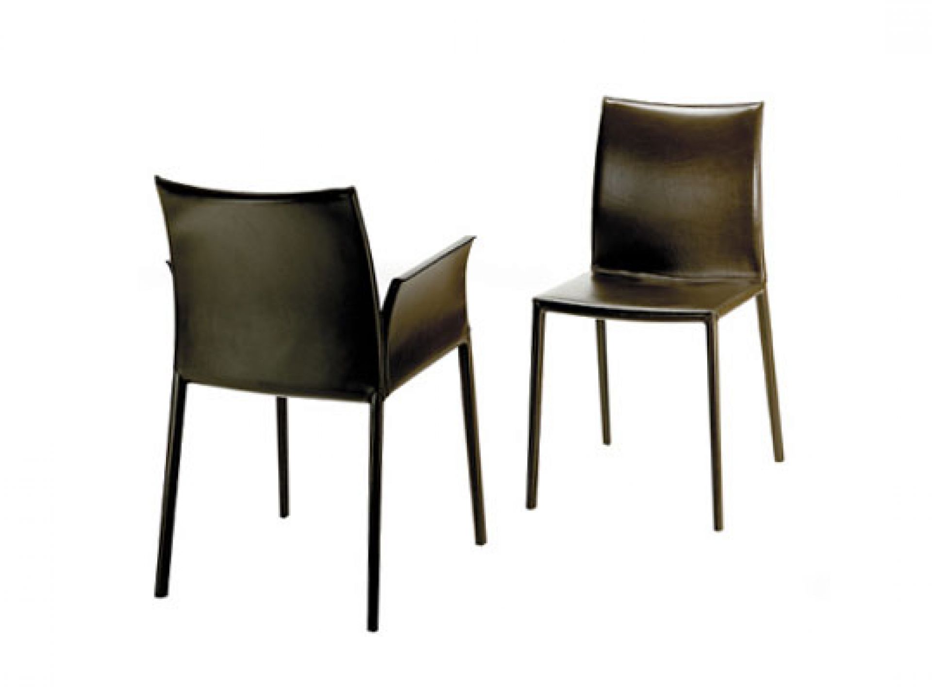 Zwei schwarze Lea Stühle ohne Armlehne von Zanotta, modernes Design für Esszimmer und Büro.