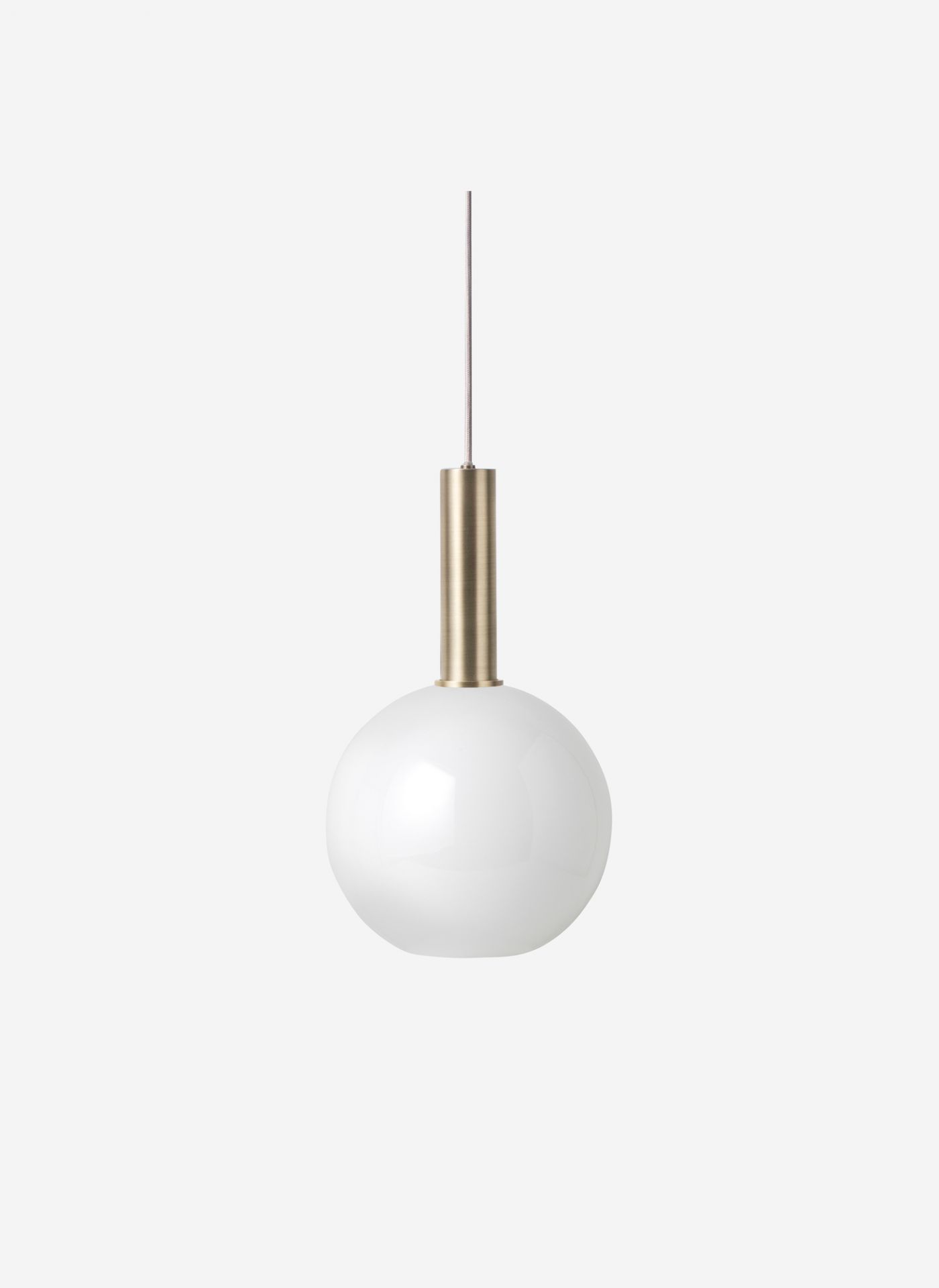 Nahaufnahme der Ferm Living Collect Pendelleuchte in hoch Messing mit weißem Glasschirm.