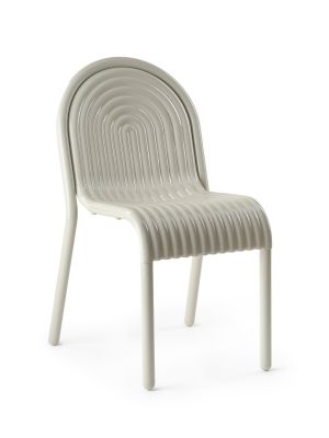 Groove Stuhl von Tom Dixon in Putty: Moderner Outdoor Stuhl mit gerippter Sitzfläche.