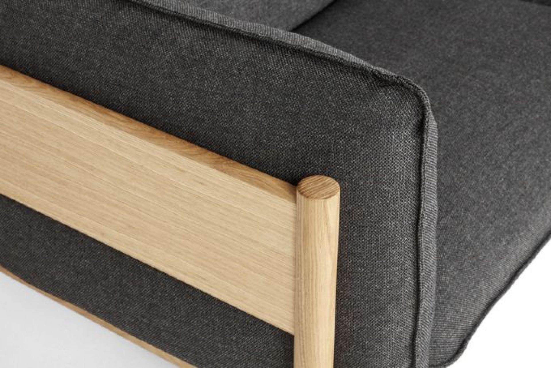 Detailaufnahme: Arbour Eco Sofa mit grauem Re-wool Bezug und geöltem Eichenholzrahmen von Hay.
