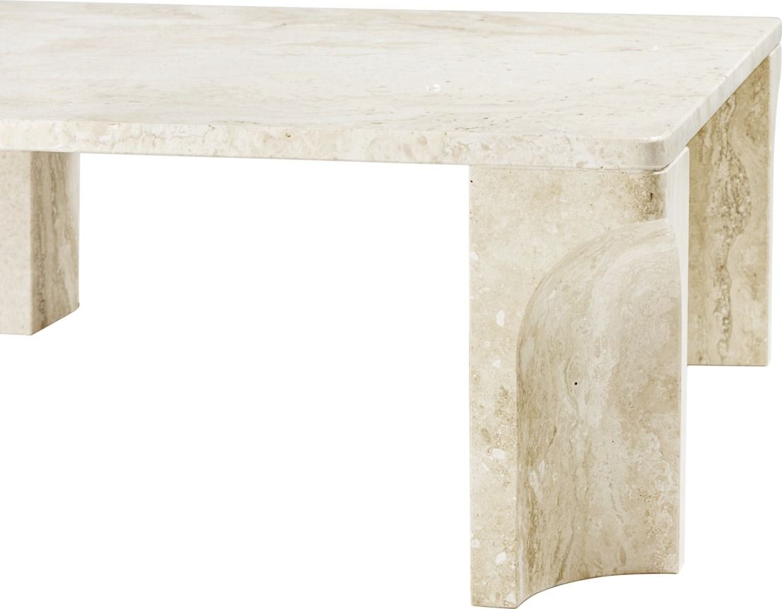 Detailaufnahme des Doric Couchtischs von Gubi, quadratisch, aus weißem Travertin. Moderner Couchtisch aus Naturstein.