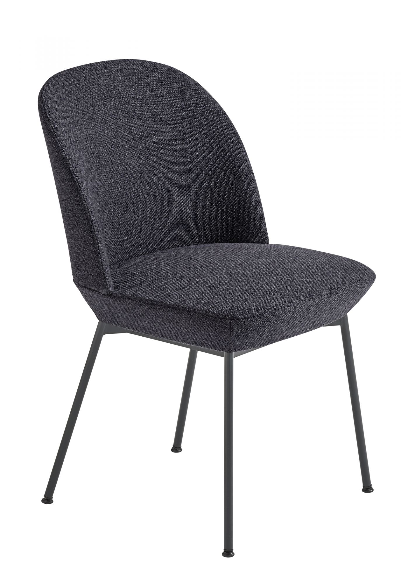 Oslo Side Chair von Muuto, ein moderner Stuhl mit dunklem Stoffbezug und Metallbeinen.