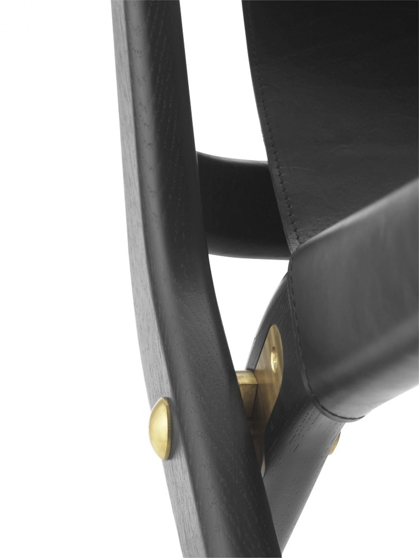 Detailaufnahme: Saxe Chair mit schwarzem Leder und gebeiztem Eichenholz, Messingbeschläge. Designklassiker von by Lassen.