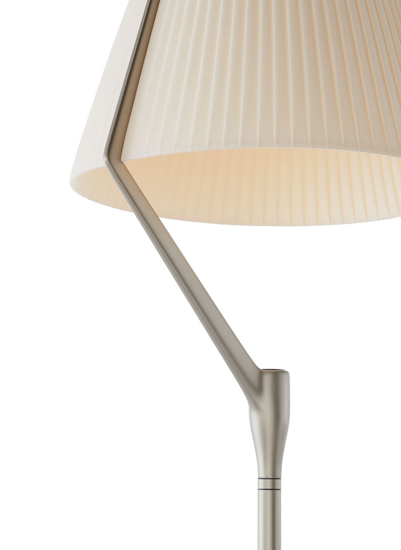 Detailaufnahme der Angelo Stone Stehleuchte von Kartell mit plissiertem Lampenschirm und Metallgestell.