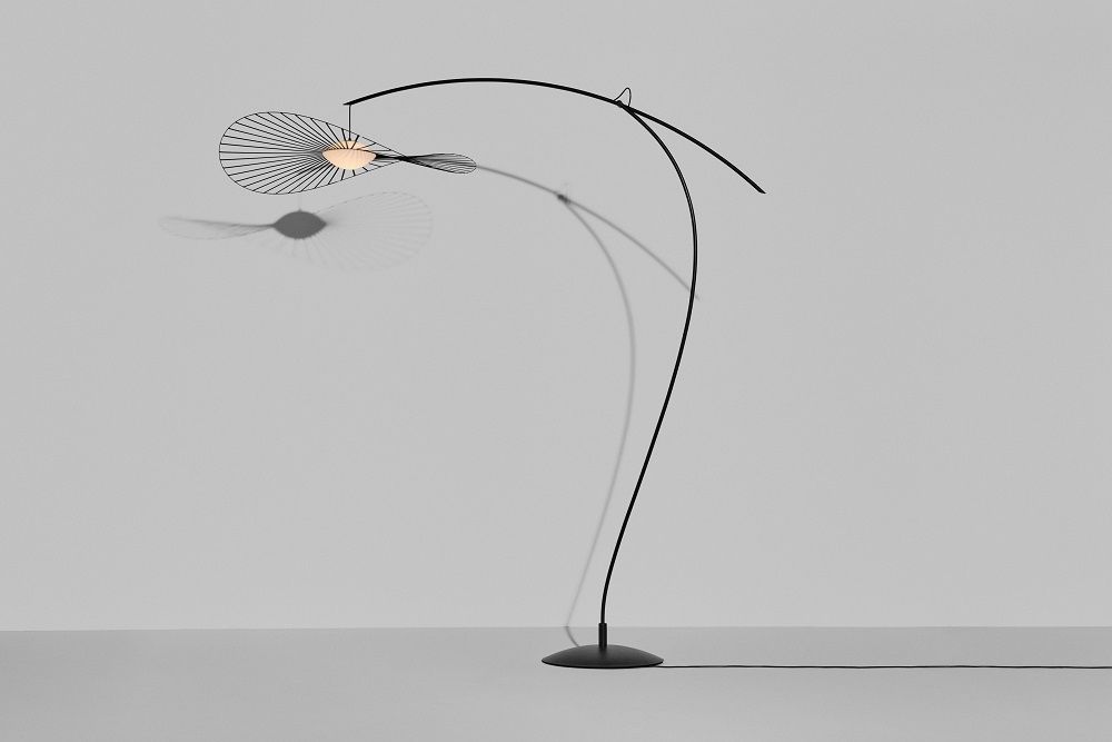 Elegante Vertigo Nova Stehleuchte von Petite Friture, schwarz-weiße Designlampe mit filigranem Lampenschirm und Bogenleuchte.