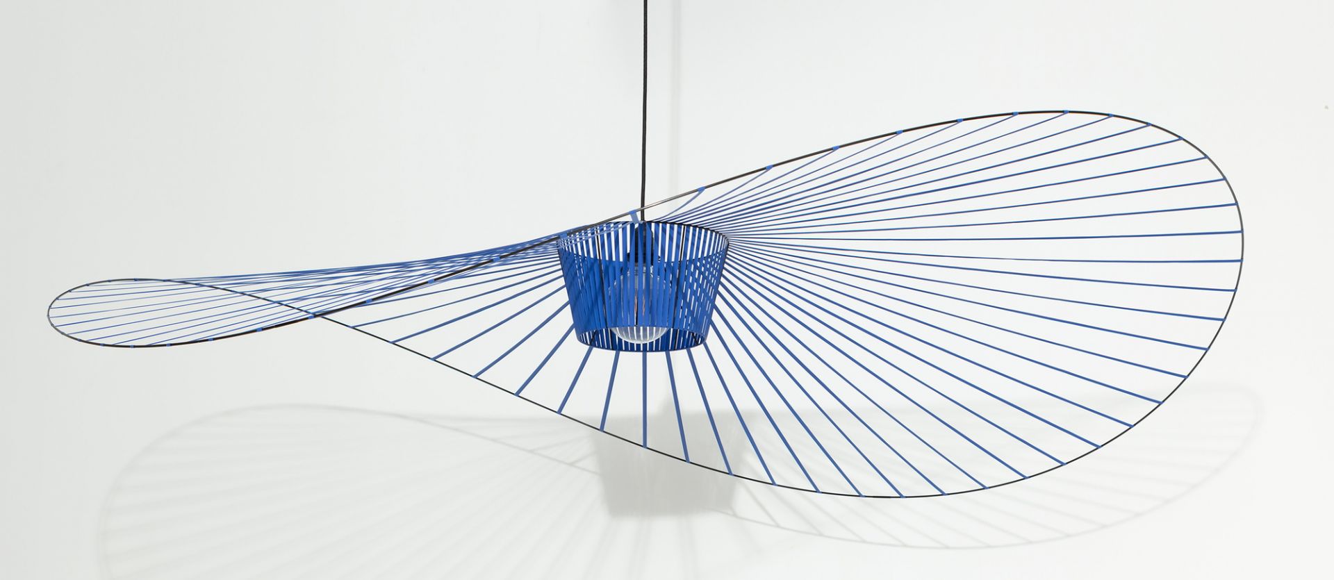 Vertigo Pendelleuchte Medium Kobaltblau von Petite Friture, moderne Designerlampe mit grafischem, blauem Lampenschirm und Lichteffekten.