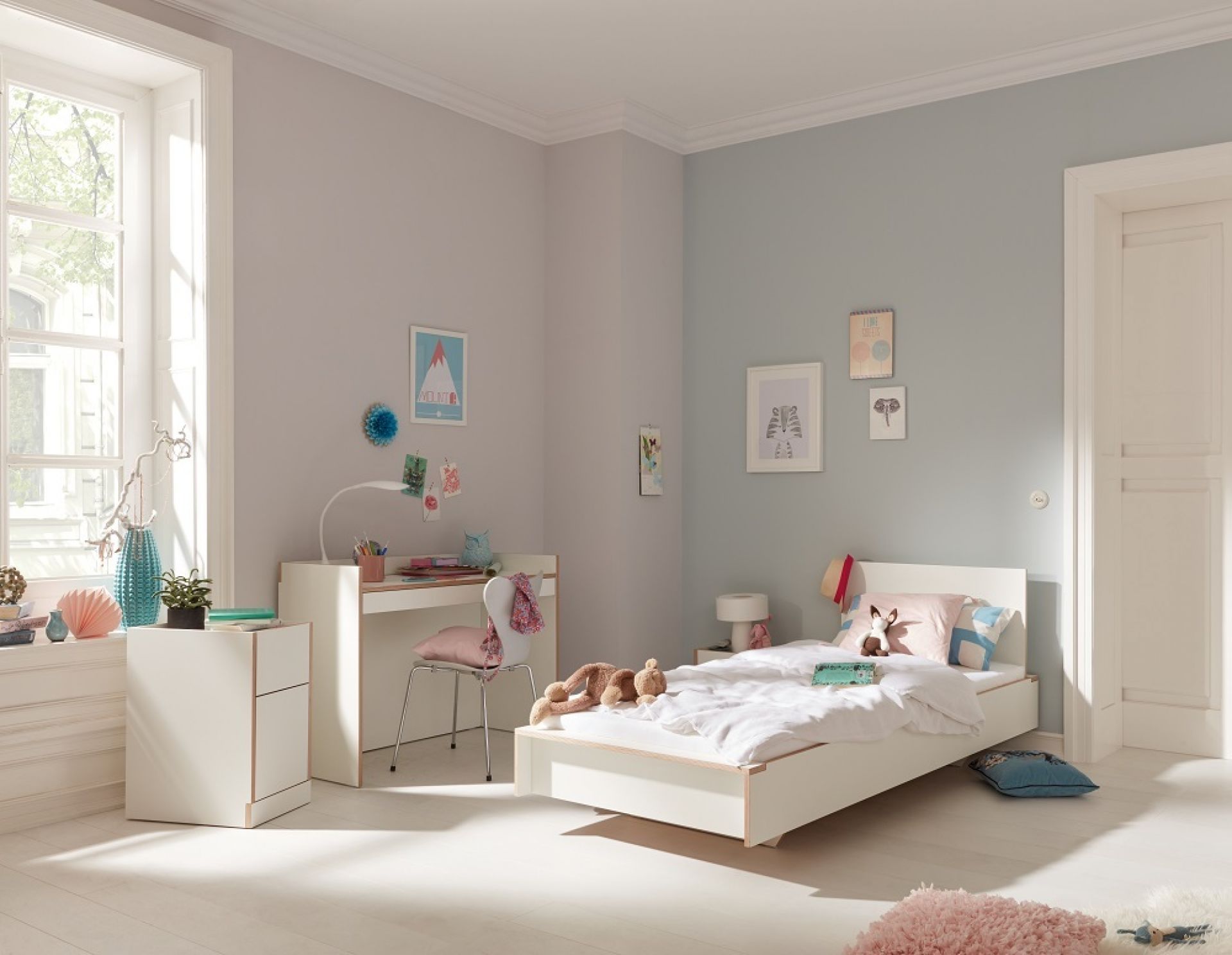 Helles Kinderzimmer mit Flai Einzelbett von Müller Möbelwerkstätten, Schreibtisch und Fensterplatz.