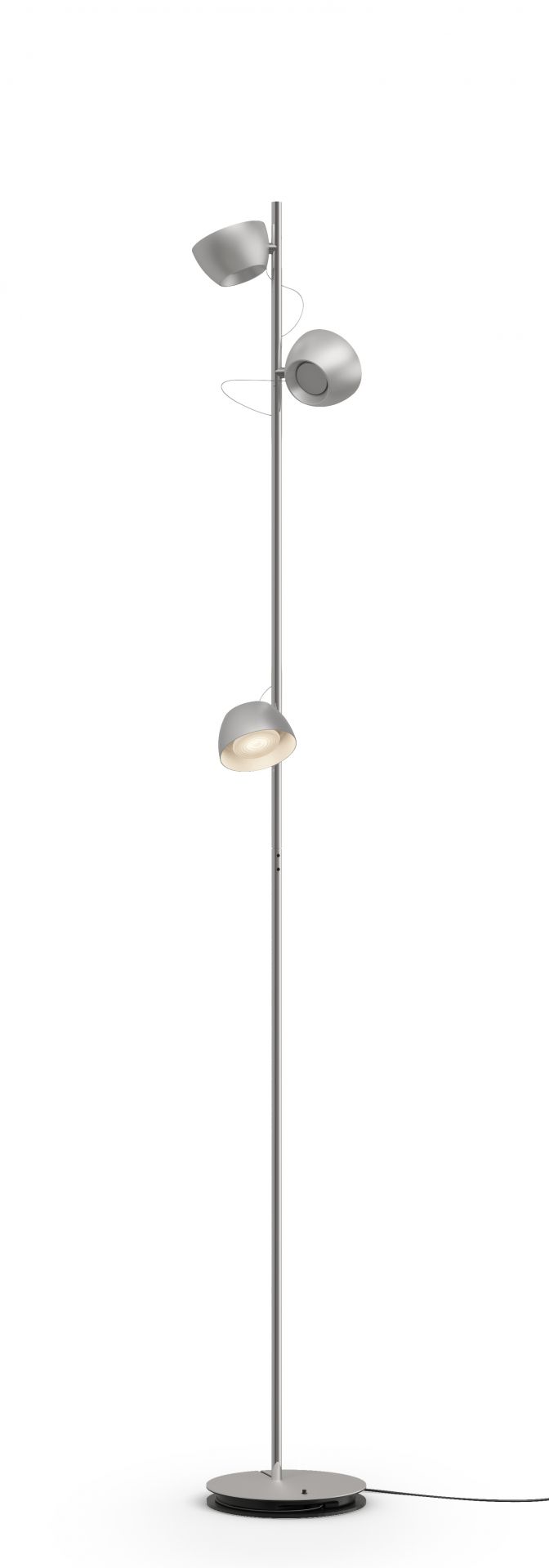 Irio S Stehleuchte von Baltensweiler: Moderne LED-Stehlampe mit drei verstellbaren Leuchtenköpfen.