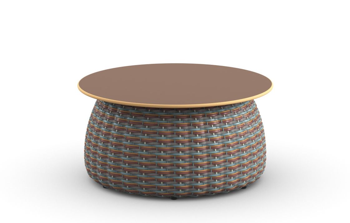 Dedon Porcini Beistelltisch: Runder Outdoor-Tisch mit brauner Tischplatte und geflochtenem Korpus in Blau- und Brauntönen.