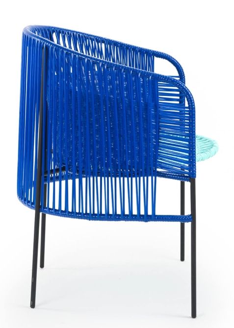 Blauer Caribe Stuhl von ames, Outdoor Dining Chair mit geflochtener Sitzfläche und schwarzen Beinen.