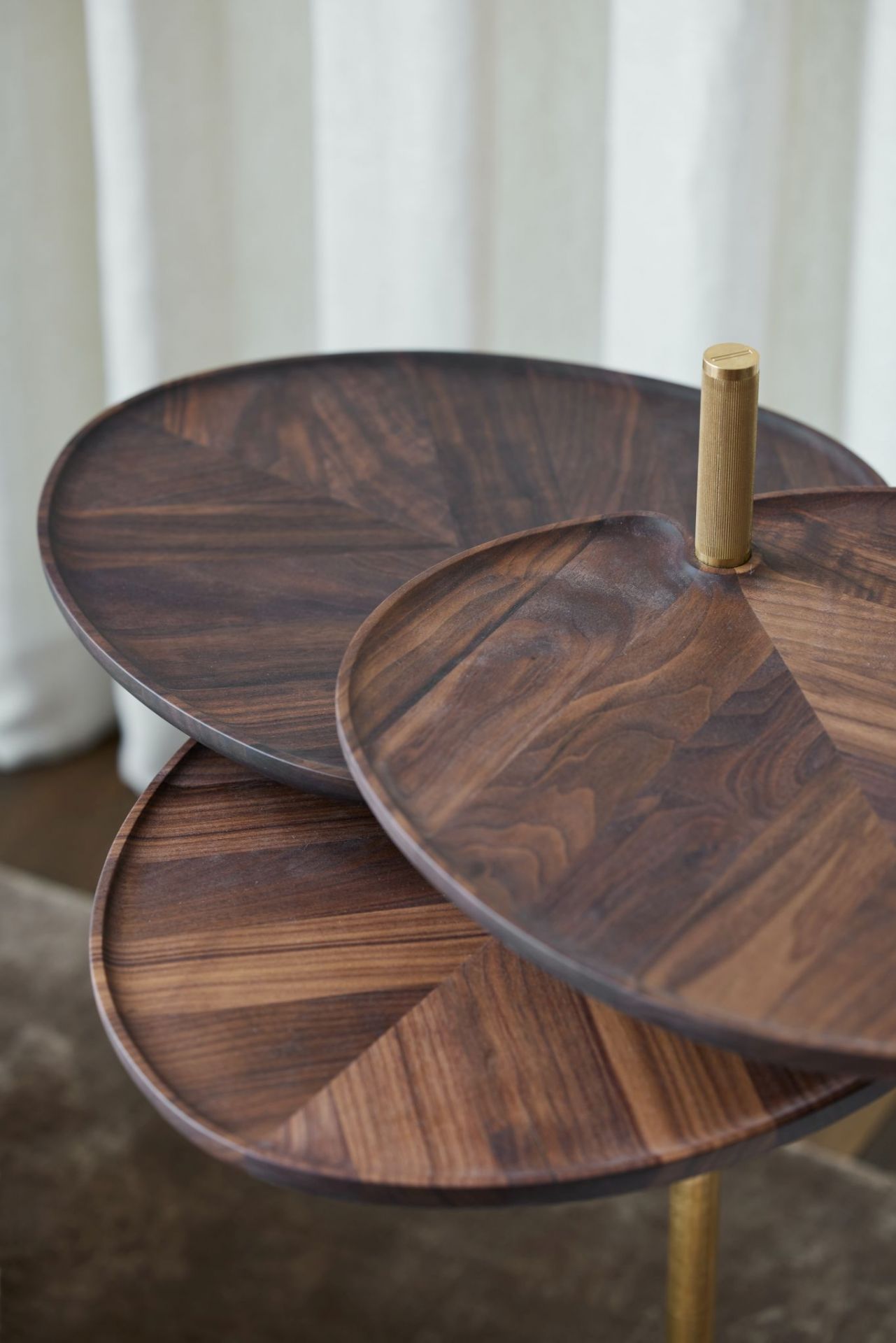 Detailaufnahme des Leaf 3 Side Table Beistelltisches von PER/USE aus dunklem Holz und Messing.