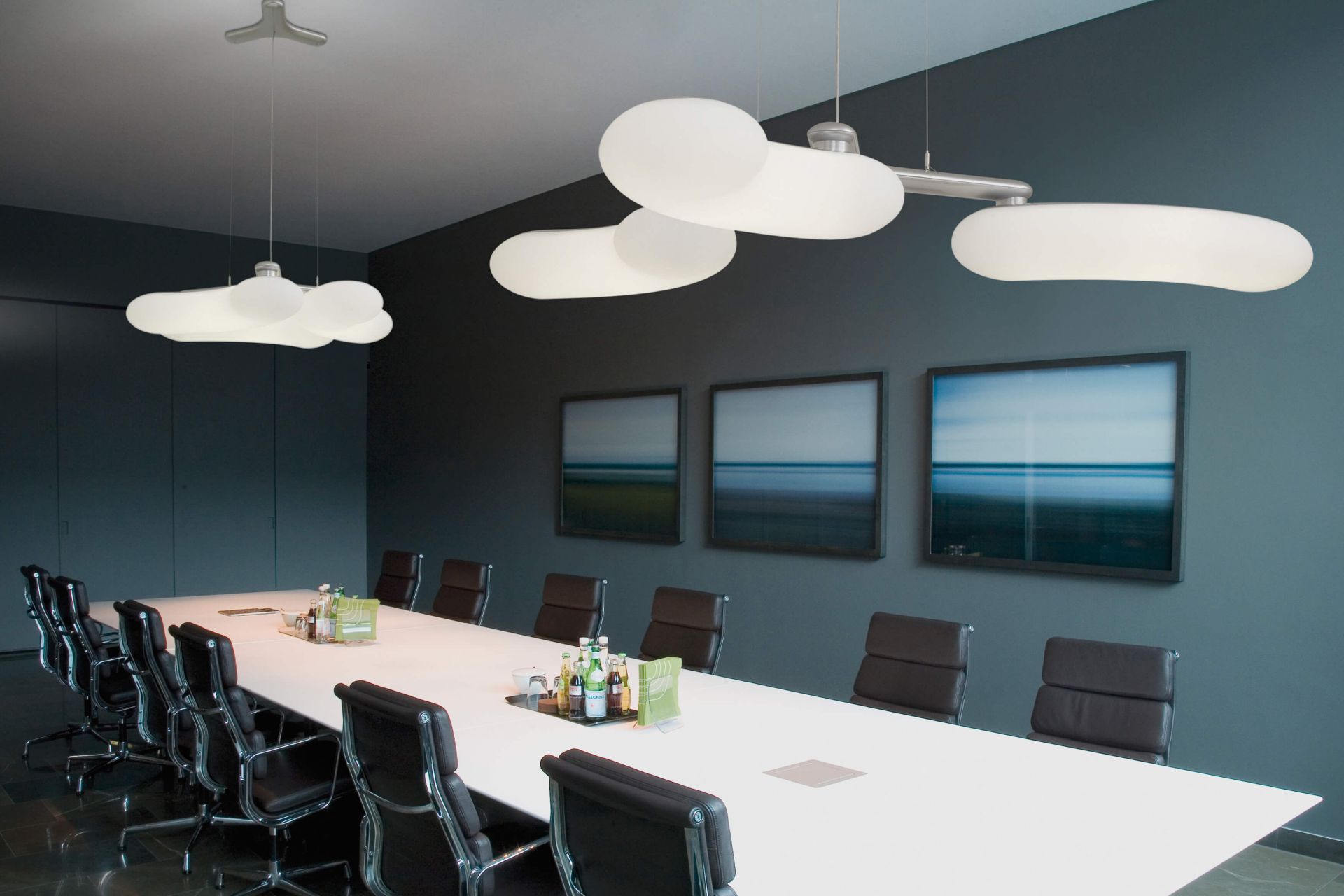 Blade PL Pendelleuchte: Moderne Designerlampe mit weichem Licht für Konferenzräume und Büros.