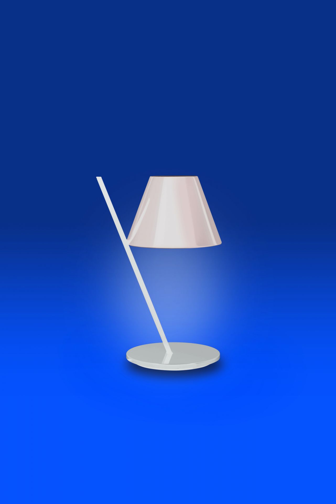 Weiße La Petite Tischleuchte von Artemide mit konischem Lampenschirm und schlichtem Design.