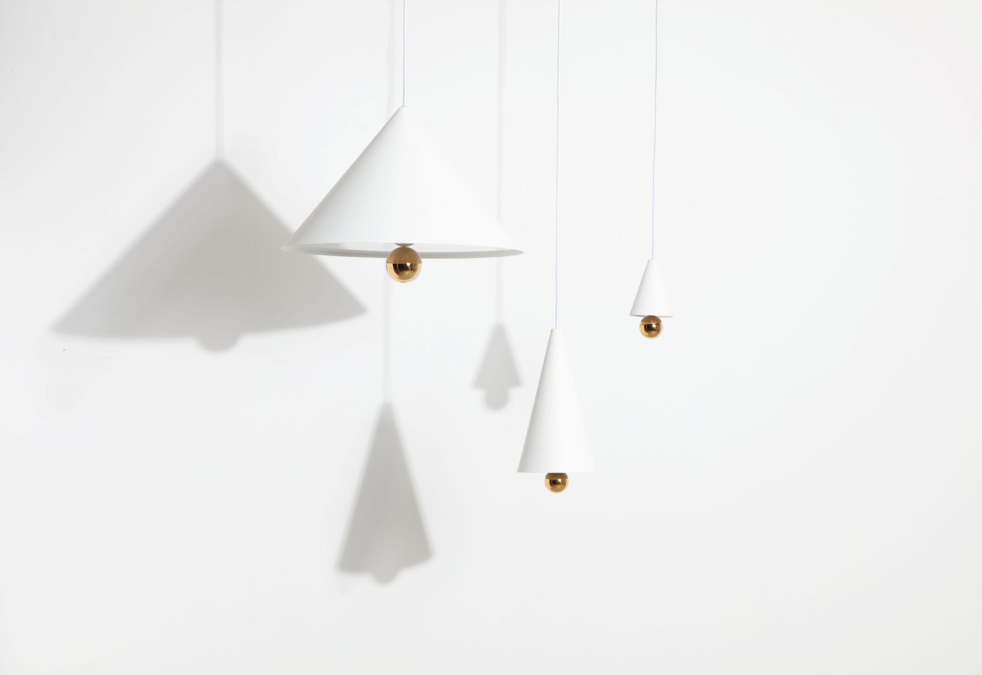 Weiße Cherry Pendelleuchten von Petite Friture mit goldenen Akzenten, moderne Hängelampe für Wohnräume.