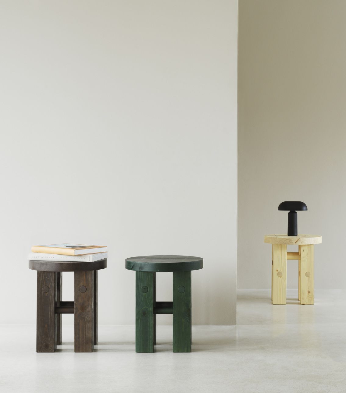 Drei Fyr Stool Hocker von Normann Copenhagen in Braun, Grün und Naturholz.