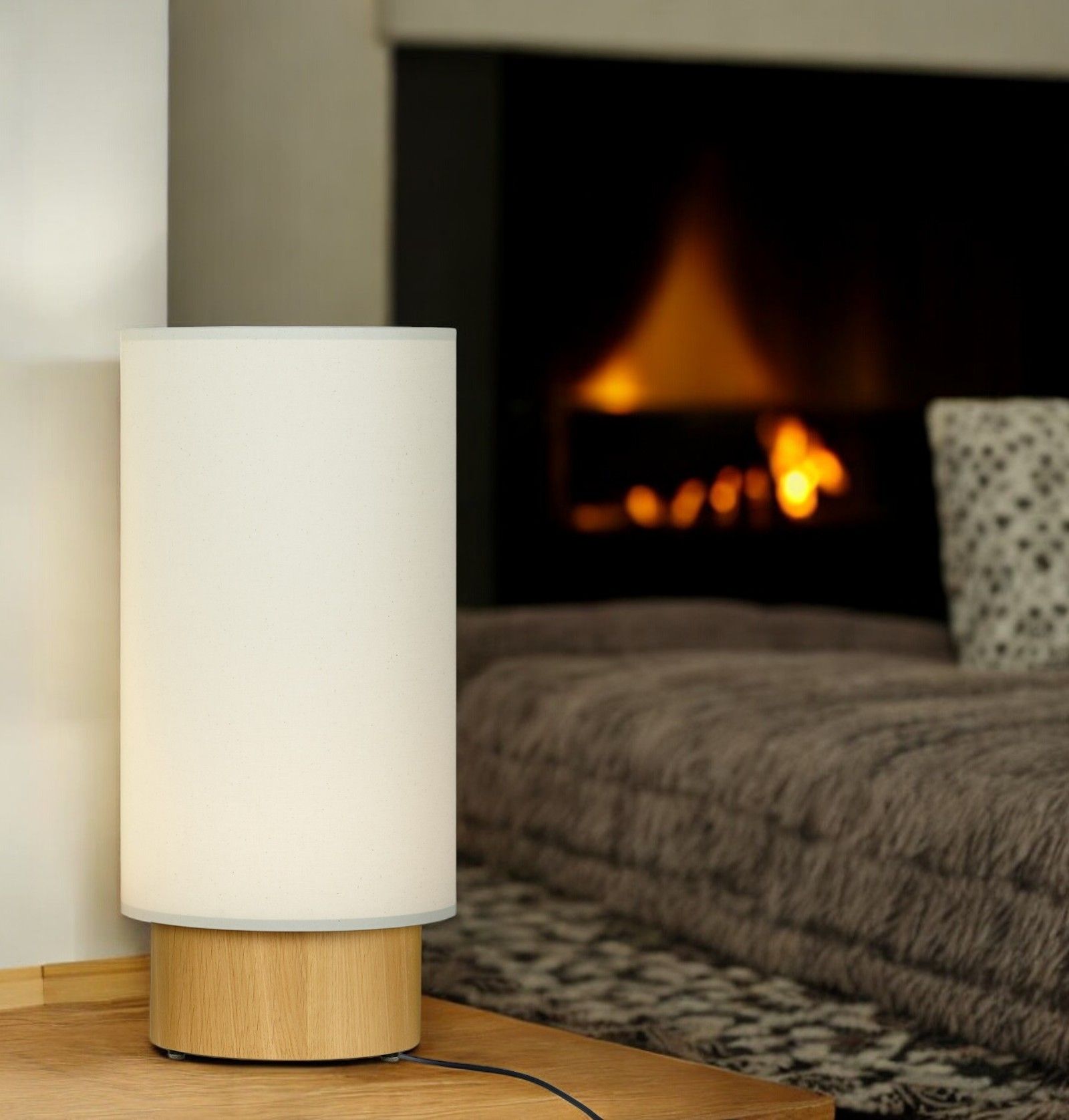 Nahaufnahme der Maigrau Hiro Tischleuchte mit Holzfuß und Stoffschirm.