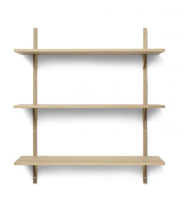 Ferm Living Sector Wandregal mit drei hellen Holzregalböden und Messingdetails vor weißem Hintergrund.